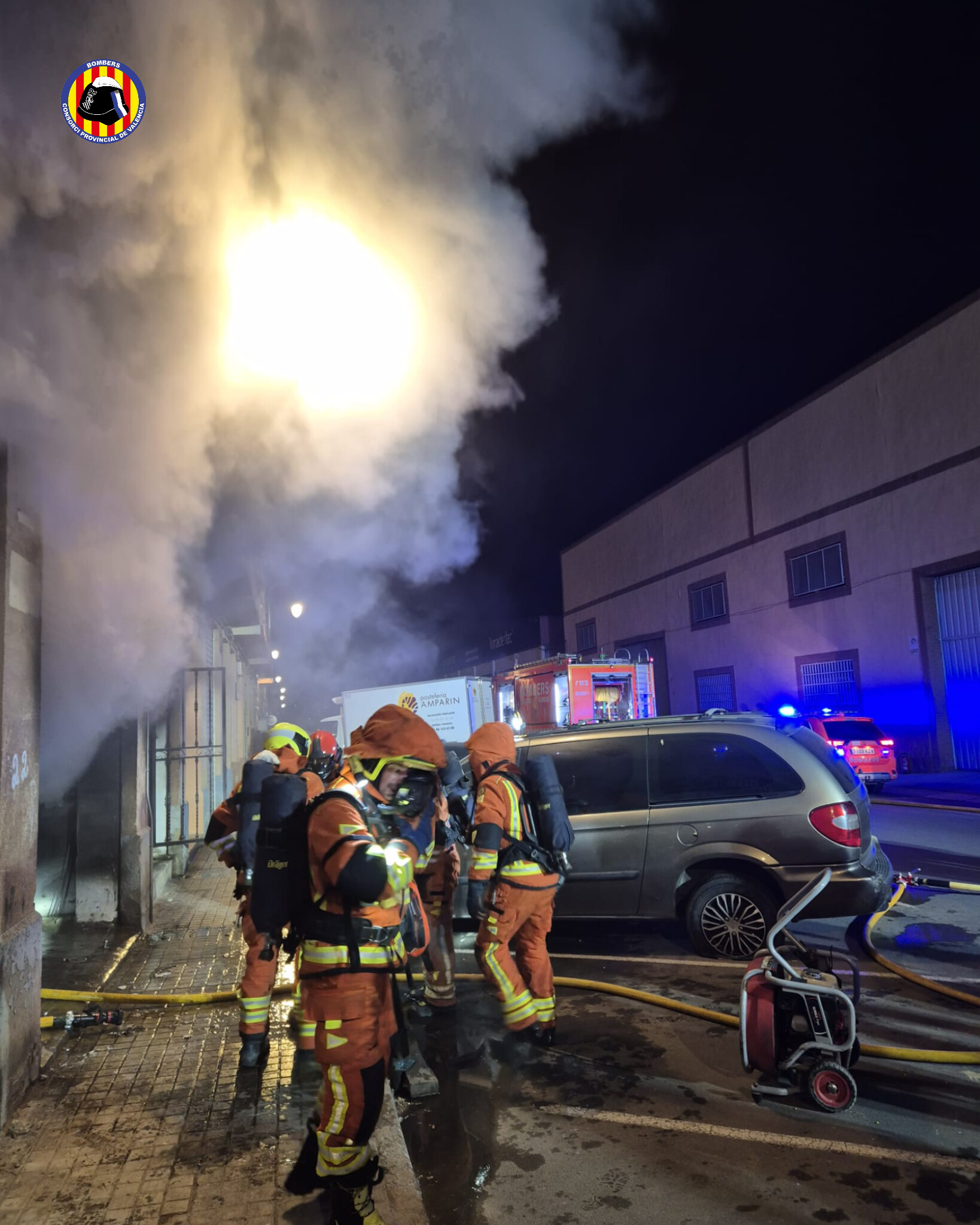 Un aparatoso incendio en un taller de motos obliga a evacuar un edificio en Quart de Poblet 3 HFSvOw awAAurZ9