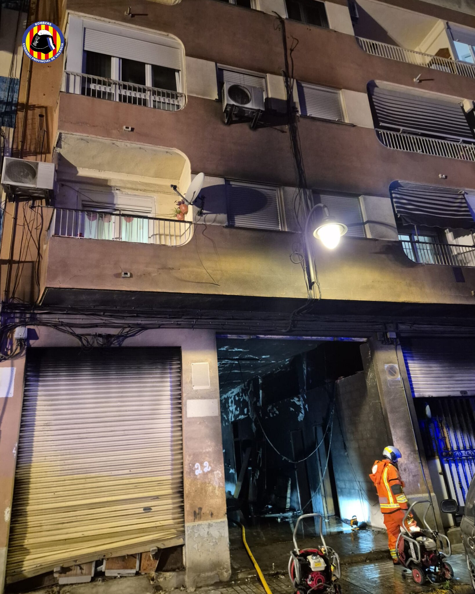 Un aparatoso incendio en un taller de motos obliga a evacuar un edificio en Quart de Poblet 2 HFSvOwtWoAA3Ghq
