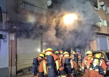 Un aparatoso incendio en un taller de motos obliga a evacuar un edificio en Quart de Poblet