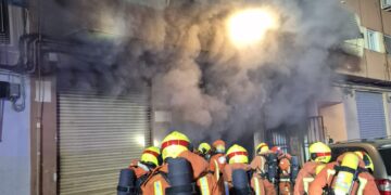 Un aparatoso incendio en un taller de motos obliga a evacuar un edificio en Quart de Poblet