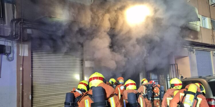 Un aparatoso incendio en un taller de motos obliga a evacuar un edificio en Quart de Poblet 1 Un aparatoso incendio en un taller de motos obliga a evacuar un edificio en Quart de Poblet