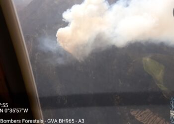 ÚLTIMA HORA: Máxima tensión en la Sierra del Maigmó por un incendio forestal que moviliza a 6 medios aéreos