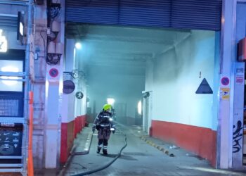 Incendio en un garaje ocupado en el centro de Valencia que llena de humo el edificio de viviendas superior 14 Incendio en un garaje ocupado en el centro de Valencia que llena de humo el edificio de viviendas superior