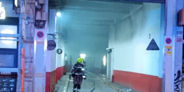 Incendio en un garaje ocupado en el centro de Valencia que llena de humo el edificio de viviendas superior