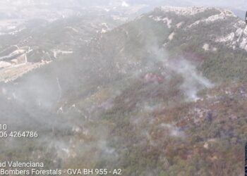 El incendio forestal en el Maigmó se da por estabilizado tras una noche de intenso trabajo en Tibi