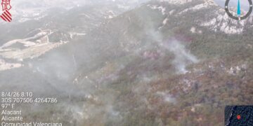 El incendio forestal en el Maigmó se da por estabilizado tras una noche de intenso trabajo en Tibi