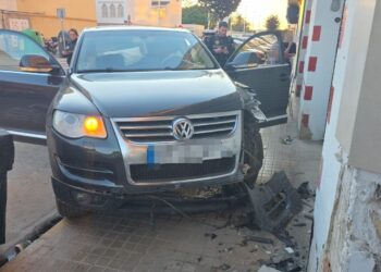 Un conductor bajo los efectos del alcohol se empotra contra una fachada en la calle Maestro Serrano