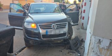 Un conductor bajo los efectos del alcohol se empotra contra una fachada en la calle Maestro Serrano