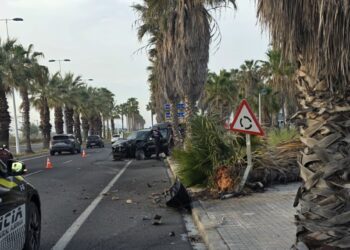 Un fallo mecánico provoca un aparatoso accidente en la Avenida Serra d’Aitana de Alboraya