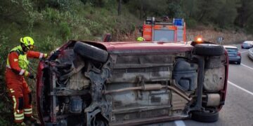 El vuelco de un turismo en el acceso a Sumacàrcer moviliza a los Bomberos de Xàtiva