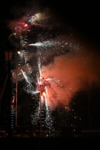 Valencia recupera la tradición del 'castell de pals' por la festividad de San Vicente Ferrer. Doble cita pirotécnica por Sant Vicent Ferrer en el Cap i Casal 2 HFo8ok5XUAAb82k