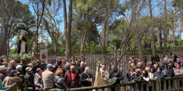 Miles de personas renuevan el rito de la Rogativa de San Vicente en Llíria