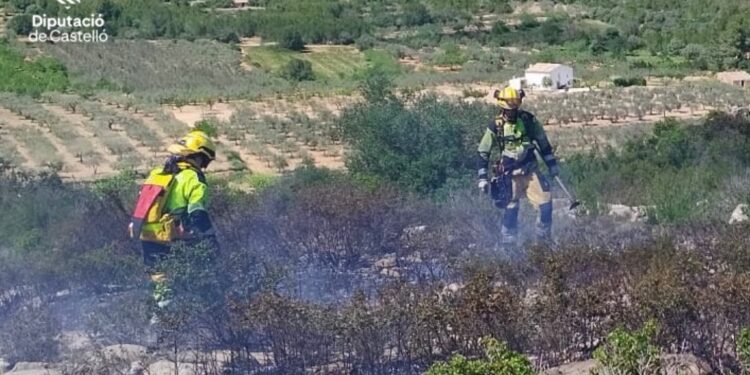 Controlado un incendio forestal en Les Useres tras una rápida intervención de los equipos de emergencia