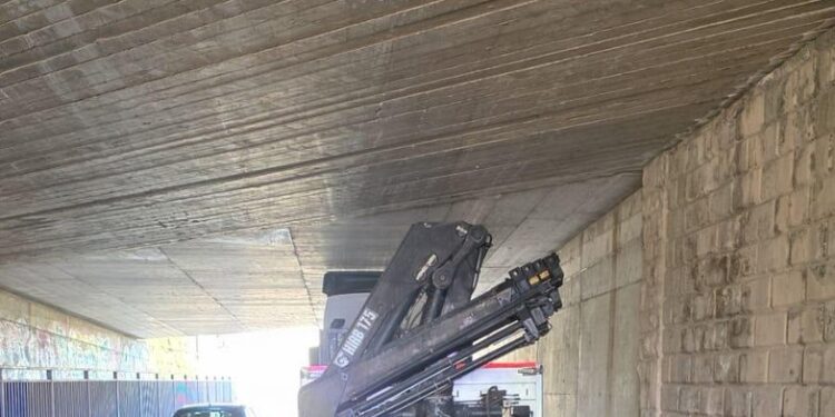Un camión queda atrapado en el túnel del Camí Fondo y colapsa el tráfico en Alboraya