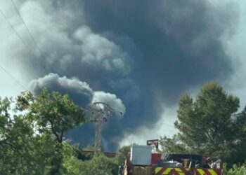 Emergencia en la Plana Baixa: Un incendio industrial en una planta de reciclaje obliga al desalojo de viviendas en el Bovalar