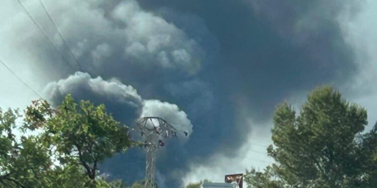 Emergencia en la Plana Baixa: Un incendio industrial en una planta de reciclaje obliga al desalojo de viviendas en el Bovalar