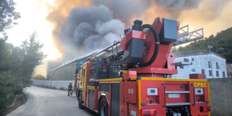Se activa la Situación 1 de emergencia por el grave incendio en una planta de reciclaje en Onda: consejos a la población
