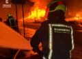 Lucha contra el fuego en el polígono de Onda: los bomberos logran salvar las instalaciones principales tras una noche crítica