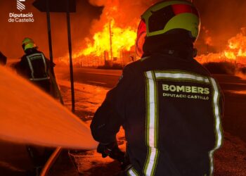 Lucha contra el fuego en el polígono de Onda: los bomberos logran salvar las instalaciones principales tras una noche crítica