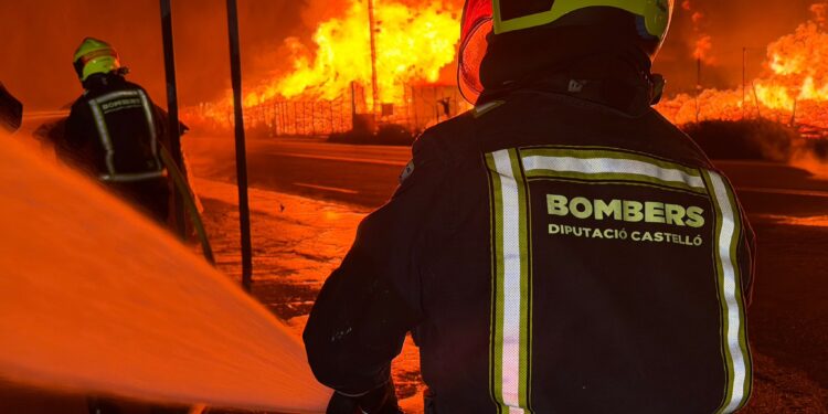 Lucha contra el fuego en el polígono de Onda: los bomberos logran salvar las instalaciones principales tras una noche crítica