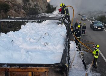 El fuego en un camión de chatarra colapsa la AP-7 en Benicàssim durante seis horas