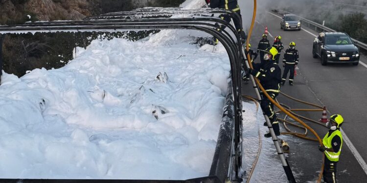 El fuego en un camión de chatarra colapsa la AP-7 en Benicàssim durante seis horas
