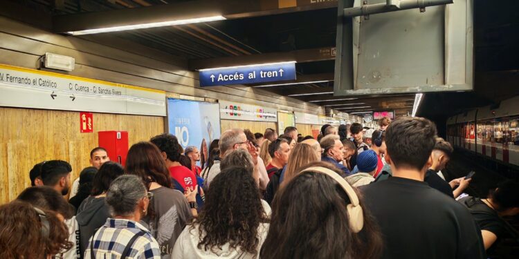 Caos, desinformación y vías muertas: La jornada negra que humilla a los usuarios de Metrovalencia 1 Caos, desinformación y vías muertas: La jornada negra que humilla a los usuarios de Metrovalencia