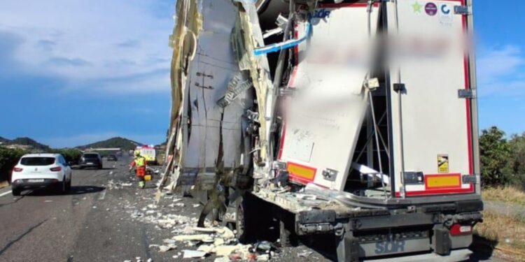 Accidente en la AP-7 a la altura de Almenara: Colisión entre dos camiones moviliza a los bomberos de Valencia y Castellón