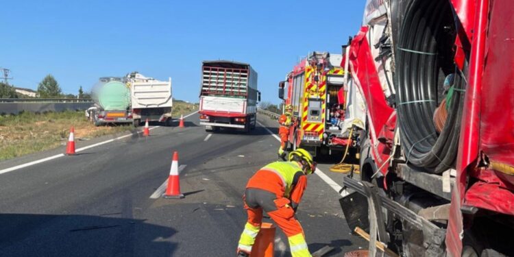 Tres camiones implicados en un aparatoso accidente en la A-35 a la altura de Vallada