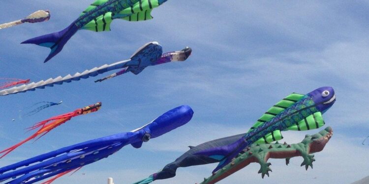 El cielo del Cabanyal se prepara para su gran baile: Valéncia celebra al fin el XXV Festival de Cacherulos