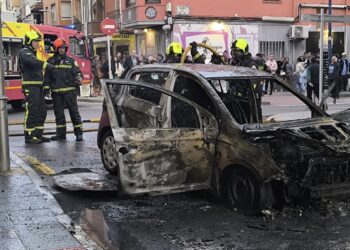 Susto en Benicarló: Un incendio de vehículo calcina fachadas en pleno centro urbano