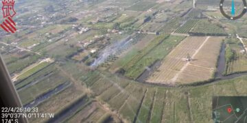 Los servicios de emergencia sofocan un incendio de vegetación en Gandia tras una rápida intervención