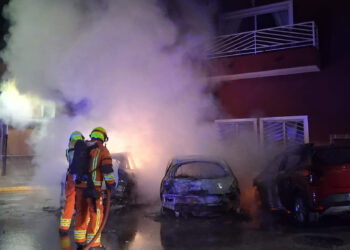 Un aparatoso incendio en Beniarjó calcina tres vehículos y afecta a la fachada de una vivienda