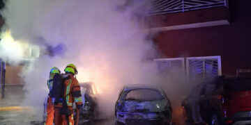 Un aparatoso incendio en Beniarjó calcina tres vehículos y afecta a la fachada de una vivienda