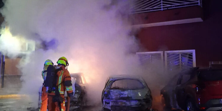 Un aparatoso incendio en Beniarjó calcina tres vehículos y afecta a la fachada de una vivienda