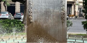 Lo Rat Penat respalda al Grup d'Acció Valencianista en el acto del 25 de Abril en el monumento a los Maulets