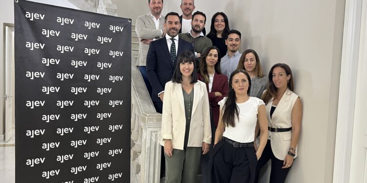 Paz Navarro, reelegida presidenta de AJEV para los próximos tres años: “Las pymes no somos el futuro, somos el presente y necesitamos que se nos escuche”