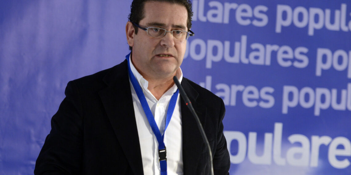 Jorge Bellver pone su cargo a disposición de Pérez Llorca tras confirmarse su imputación en el 'caso Azud' 1 El nuevo Director General de Transparencia de la GVA, en el foco de la UCO por las mordidas del 'caso Azud'