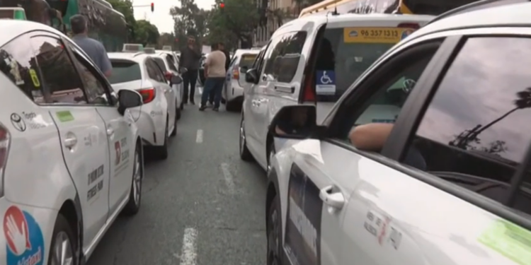 El taxi declara la guerra total en Valéncia: amenaza con un paro indefinido ante la "invasión" de las VTC
