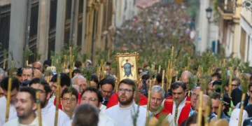 Mileres de romeus ixen del nucli antic dAlacant en direccion al monasterio de la Santa Fac
