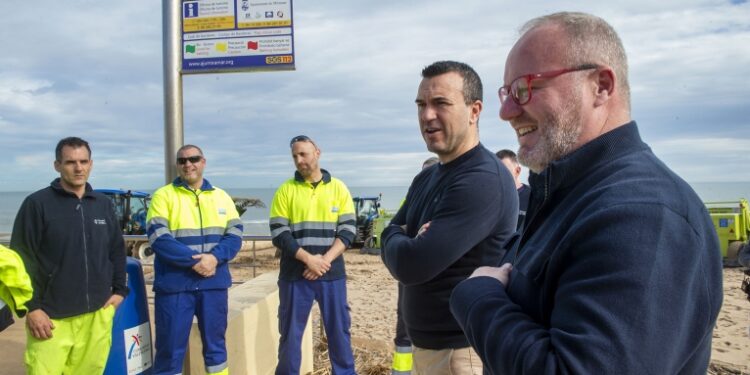 La Diputació de Valéncia refuerza la limpieza de playas con una inversión de 2,3 millones 