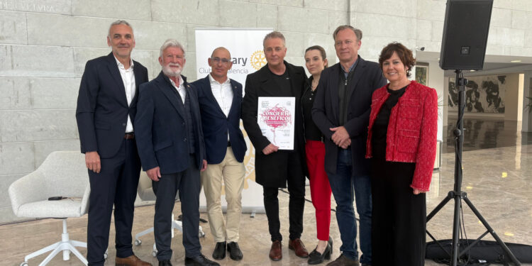 La Filharmònica de la UV y Alexander Liebreich se unen en un concierto solidario por los mayores de Valéncia 1 La Filharmònica de la UV y Alexander Liebreich se unen en un concierto solidario por los mayores de Valéncia