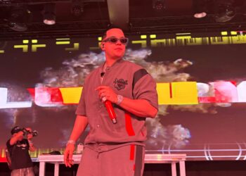 J Álvarez reafirma su legado con un lleno total en el Auditorio Roig Arena