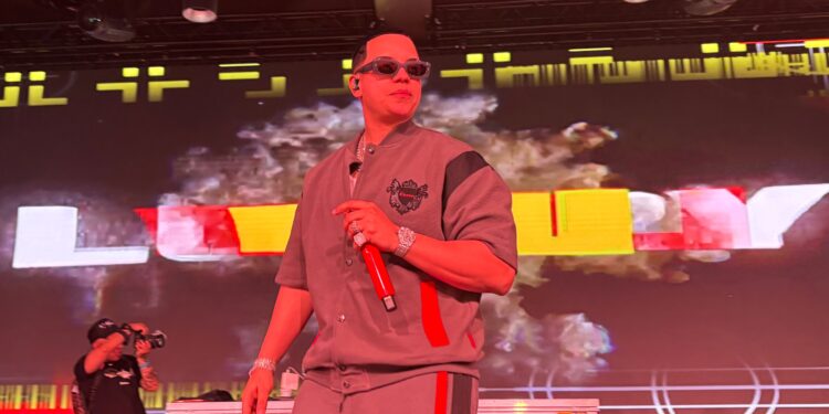 J Álvarez reafirma su legado con un lleno total en el Auditorio Roig Arena