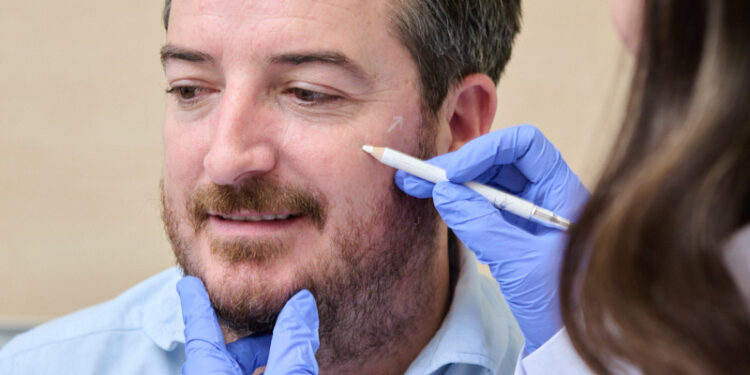 La demanda de bótox en hombres crece impulsada por la naturalidad y la medicina estética personalizada