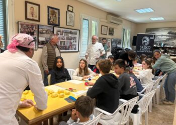 Las pedanías de Valéncia recuperan la esencia artesana con talleres infantiles de Monas de Pascua