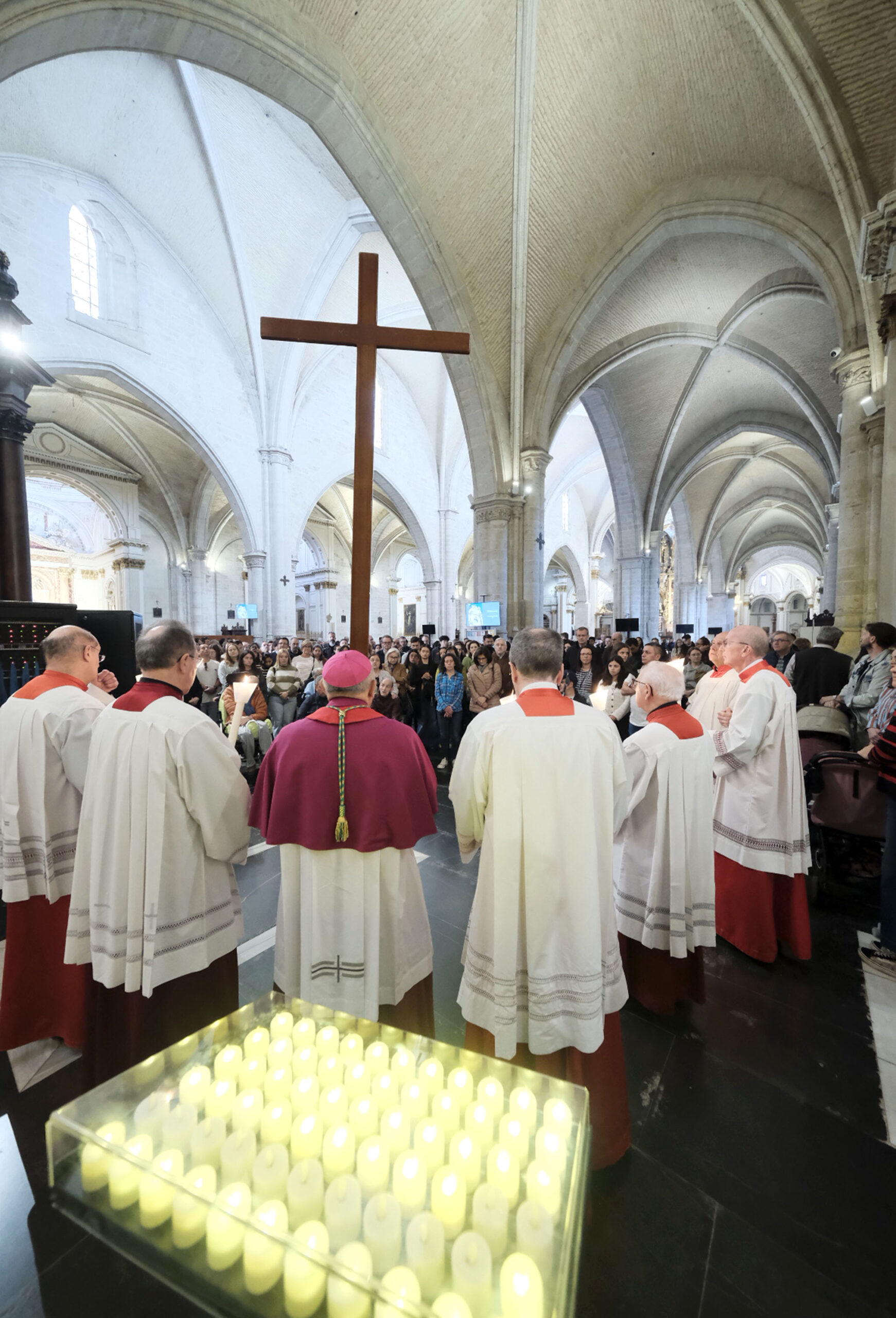 Valencia conmemora el Viernes Santo: El Arzobispo Benavent preside el Vía Crucis solemne en la Catedral 2 Via Crucis Catedral press3 scaled