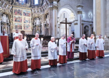 Valencia conmemora el Viernes Santo: El Arzobispo Benavent preside el Vía Crucis solemne en la Catedral