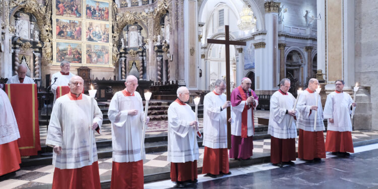Valencia conmemora el Viernes Santo: El Arzobispo Benavent preside el Vía Crucis solemne en la Catedral 1 Valencia conmemora el Viernes Santo: El Arzobispo Benavent preside el Vía Crucis solemne en la Catedral
