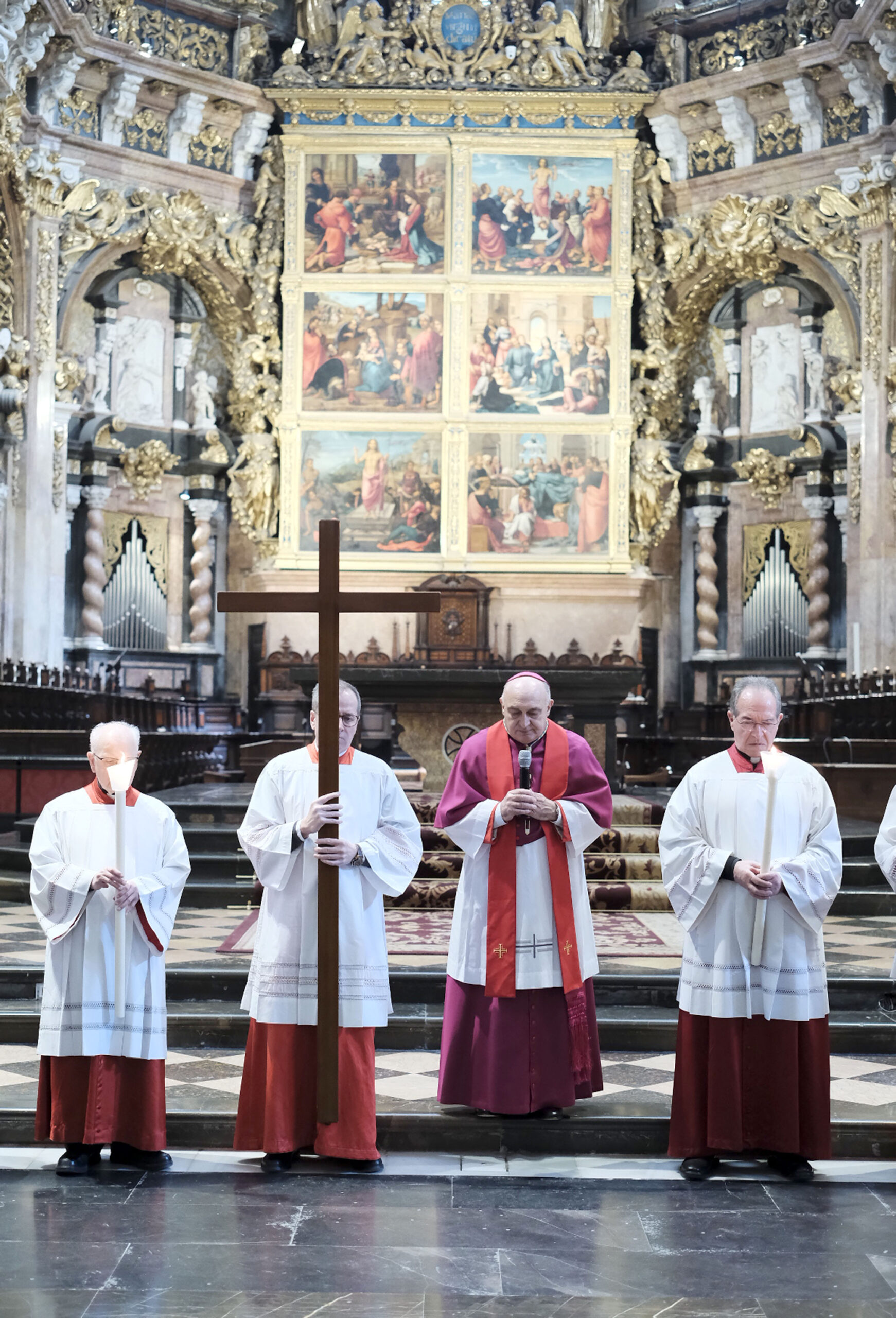 Valencia conmemora el Viernes Santo: El Arzobispo Benavent preside el Vía Crucis solemne en la Catedral 3 Via Crucis Catedral press71 scaled